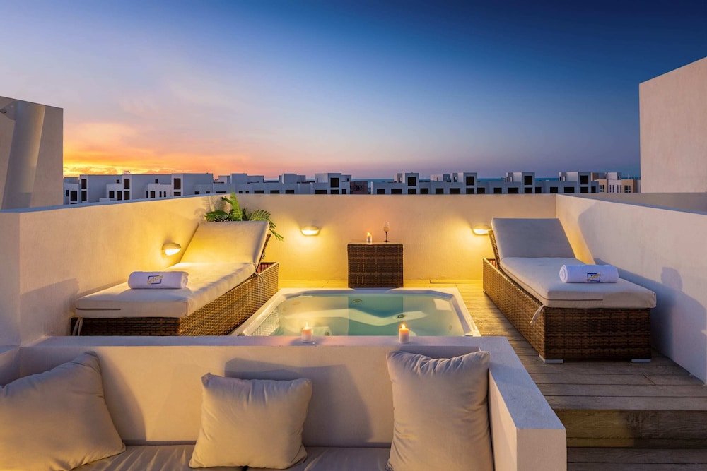 Xuru Stays I Exotic 1bdr w/ Outdoor Terrace Pool & Beach Access
