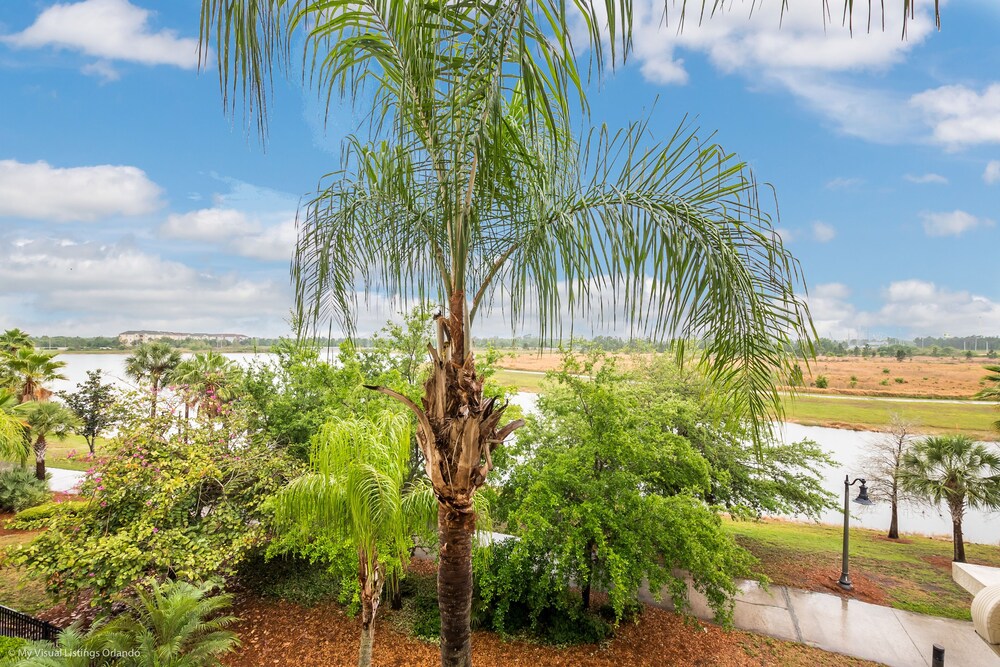 Beautiful Lakeview Condo W/private Balcony
