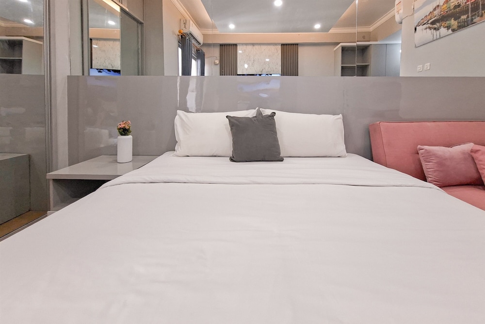 Modern Chic Studio At Sky View Apartment