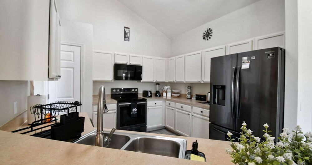 Large 6BR Family Home w Pool Hot Tub Games Room