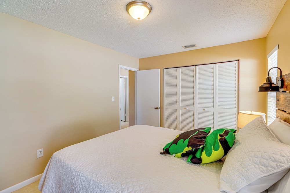 1 Mi to Dtwn Stuart: Bright Home w/ Pool & Spa!