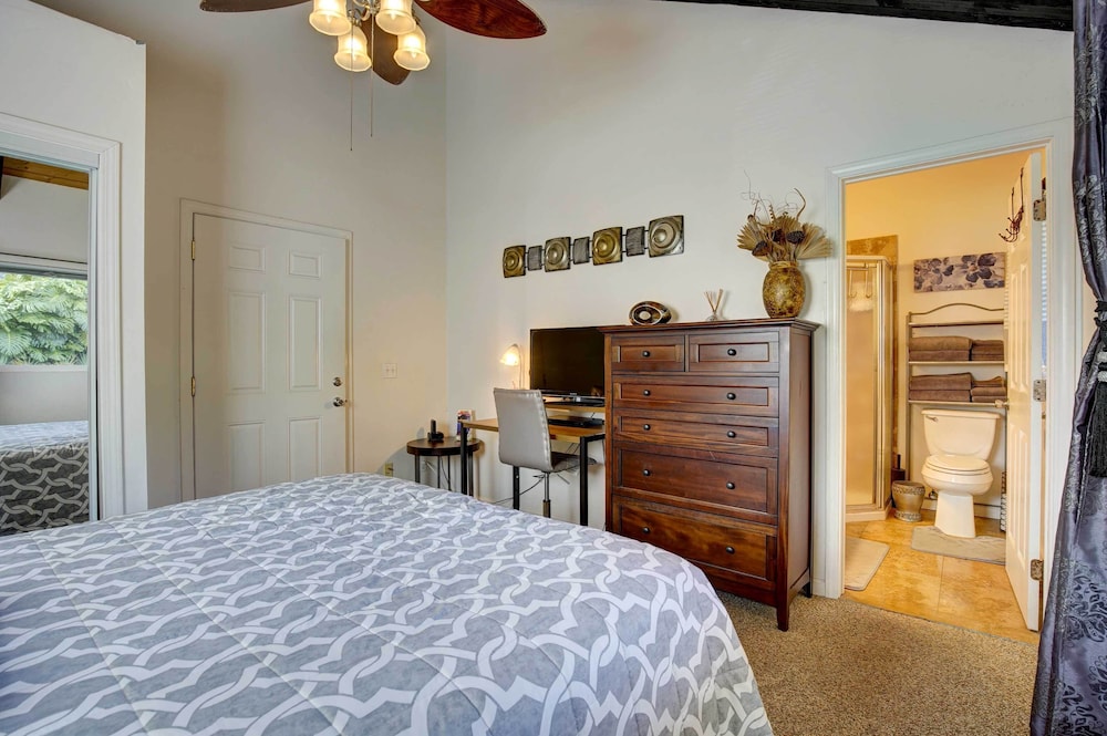 Cozy Kona Coast Apt w/ Lanai ~ 8 Miles to Beach! view 2