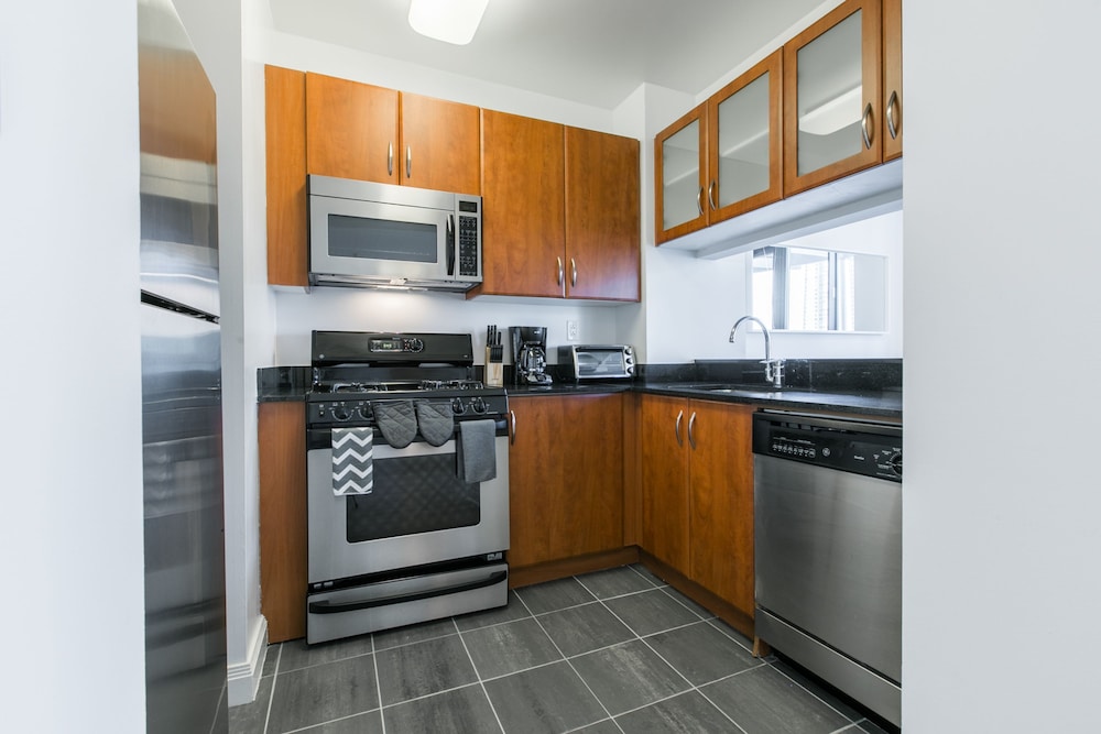 Bright 2 Bedrooms 2 Bathrooms Unit With Balcony