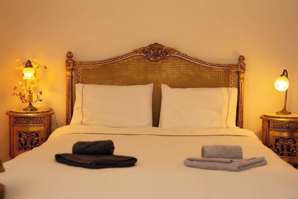 Mikos - Mansion in the City Center