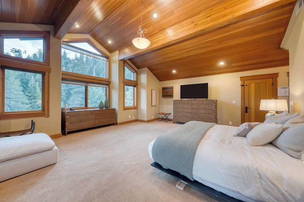 Cedars at Palisades by Avantstay Hot Tub, Resort Access, and Mountain Views