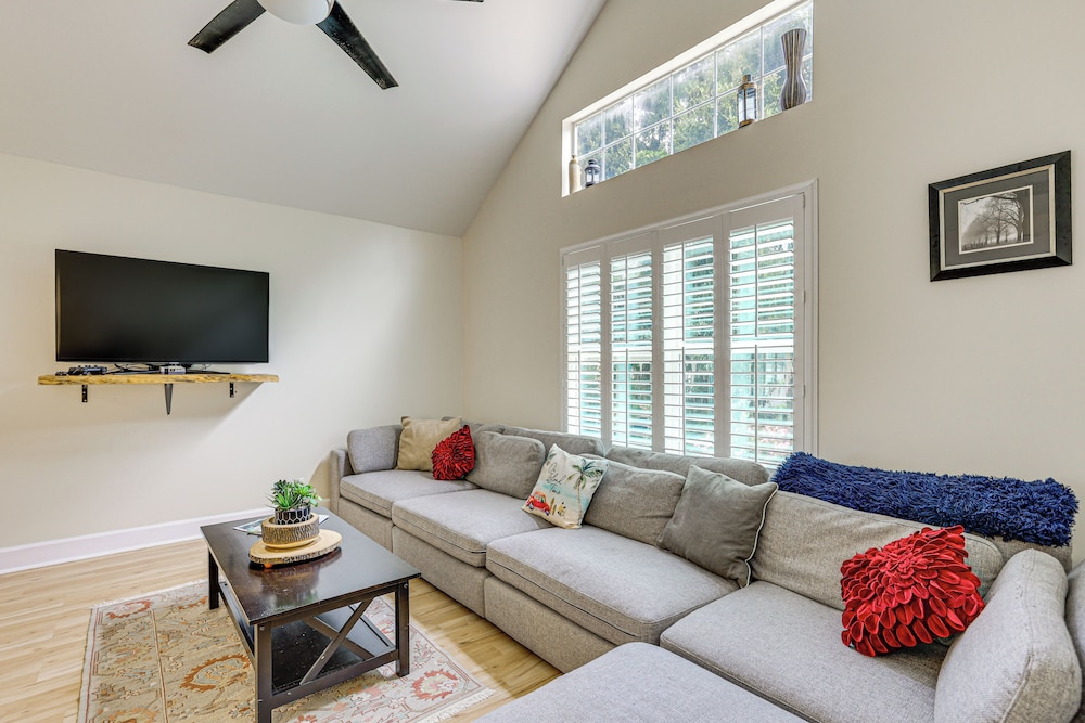 4 Mi to Beaches: St Simons Island Escape w/ Patio!