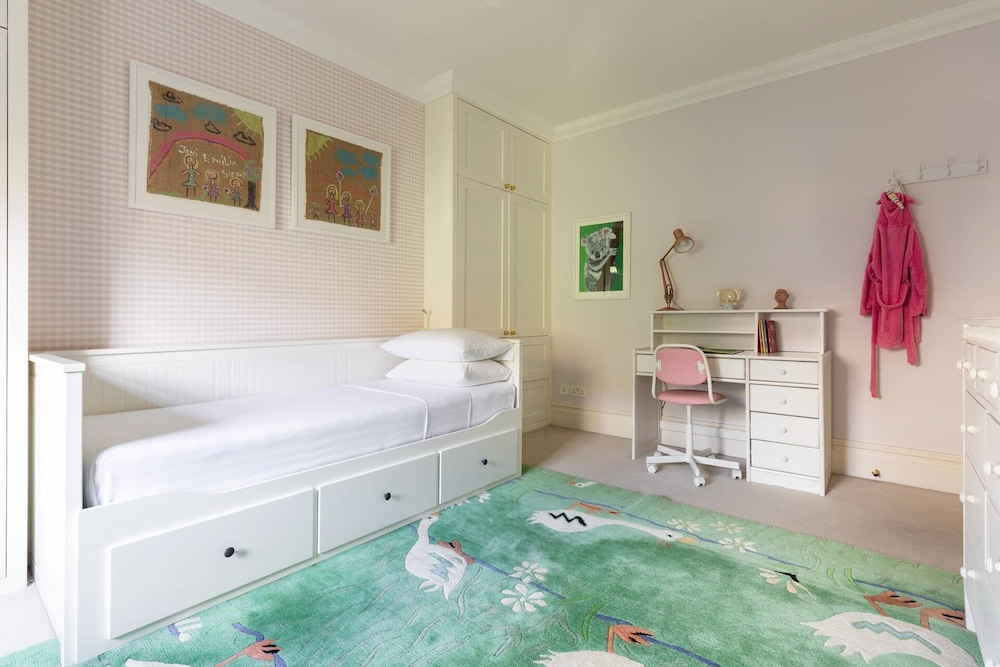 Warwick Gardens II by Onefinestay
