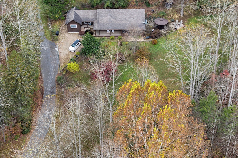 Artful Craftsman Hot Tub, Firepit, and Pond Gatlinburg + National Parks