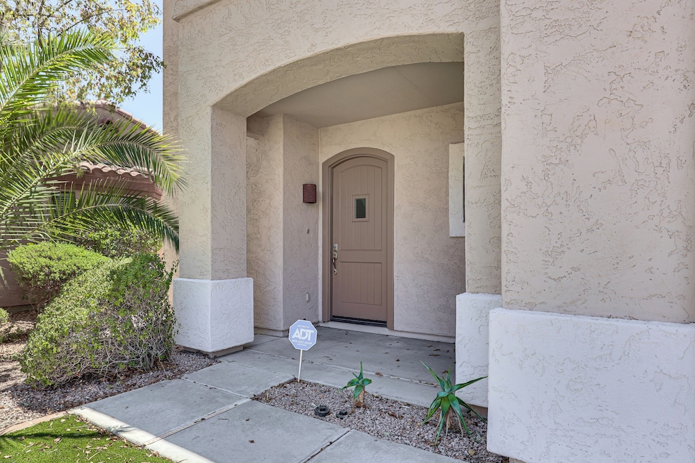 7 Mi to Dtwn: Golf Getaway w/ Fire Pit in Phoenix