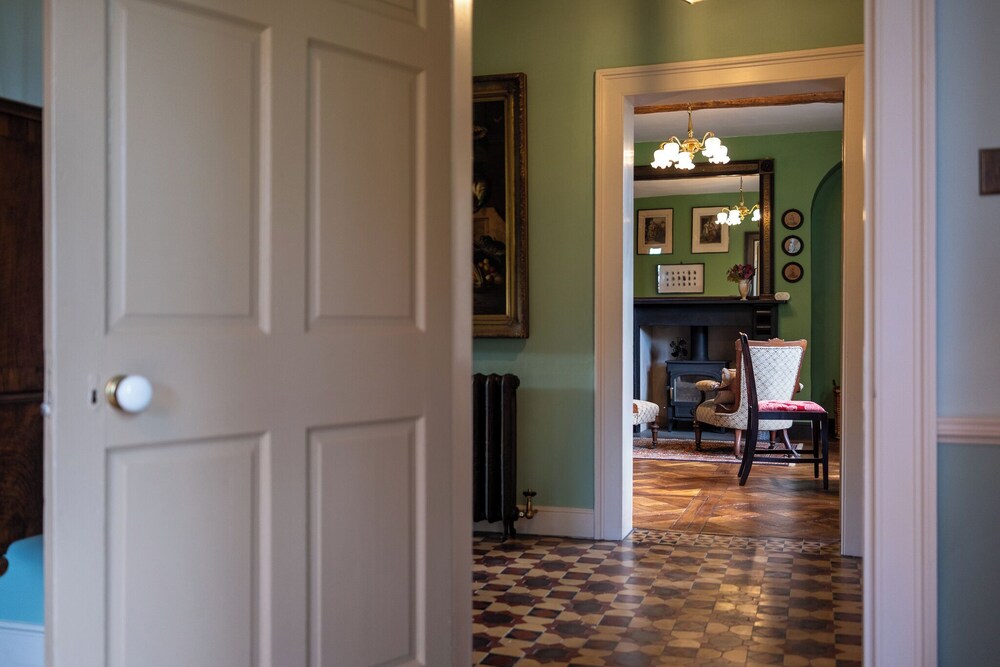 Stunning 4BD Home in Worcestershire