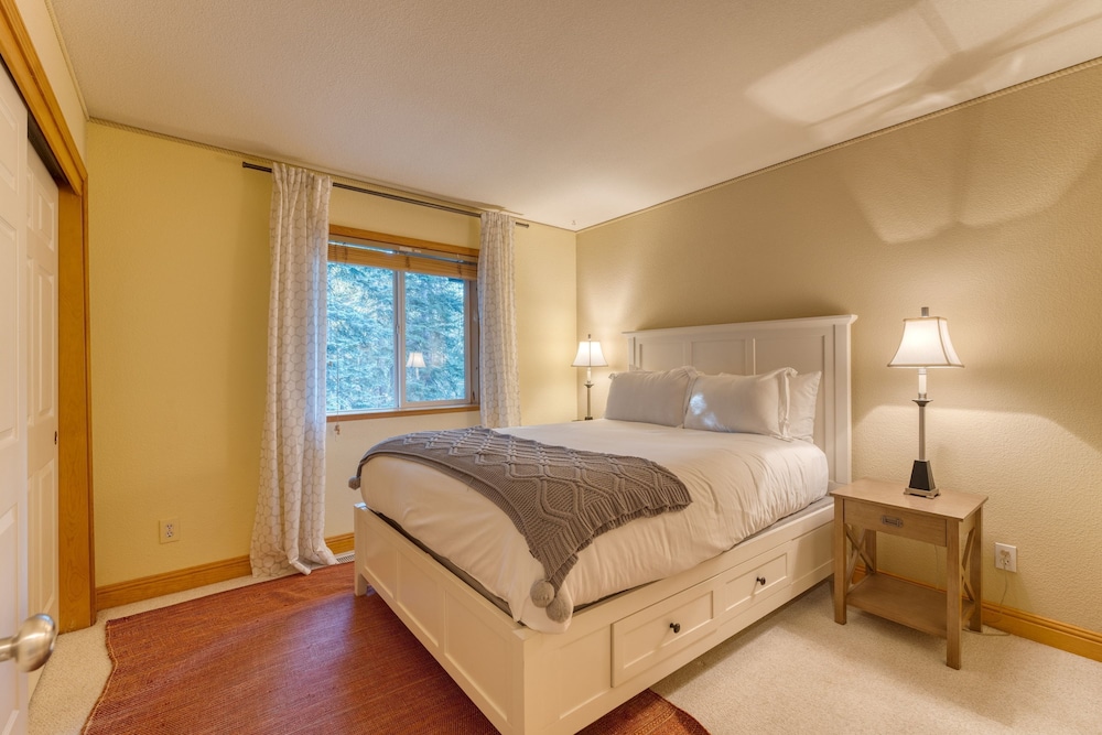 Golden Summit by Avantstay Stunning Secluded Cabin w Access to Tahoe Donner