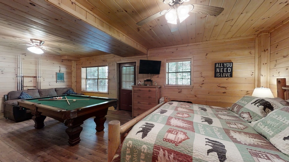 Karen's 2 Bedroom Cabin by RedAwning view 5