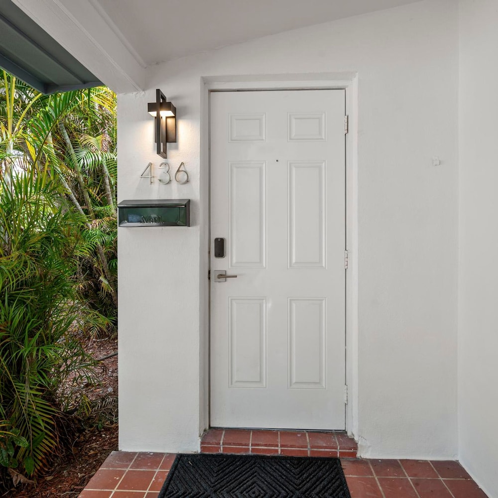 Uhost AI Stylish 1BR Bright Space w Patio view 5