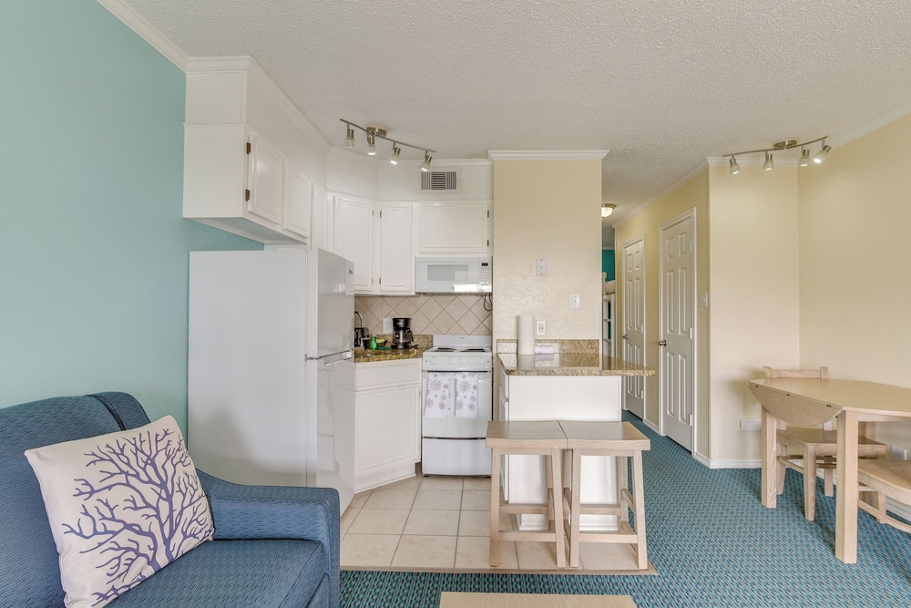 Steps to Beach: Galveston Condo w/ Balcony!