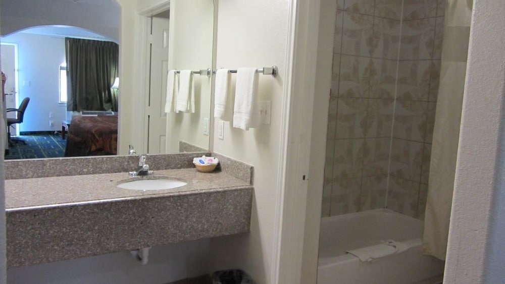 Regency Inn - Property Image 9