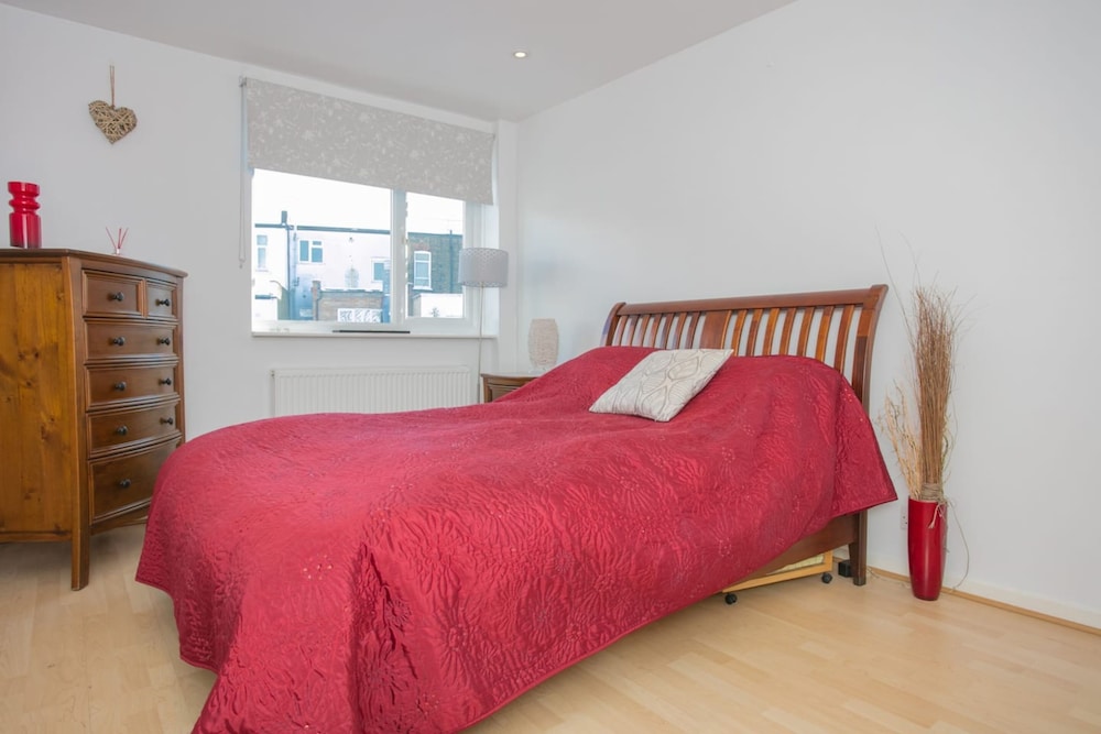 Stunning 3 Bedroom House With Garden in Battersea
