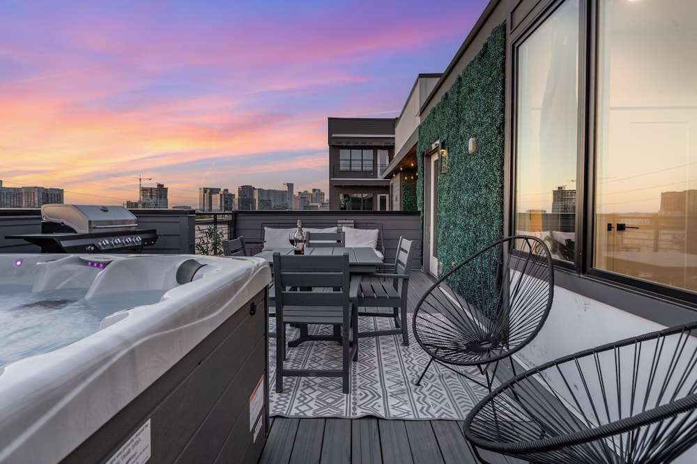 Cowboy Country - Private Rooftop With Hot Tub!