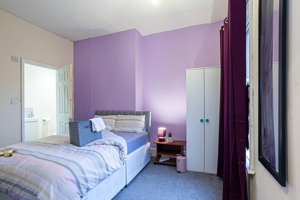 Captivating 5-bed House in Horwich Bolton view 5