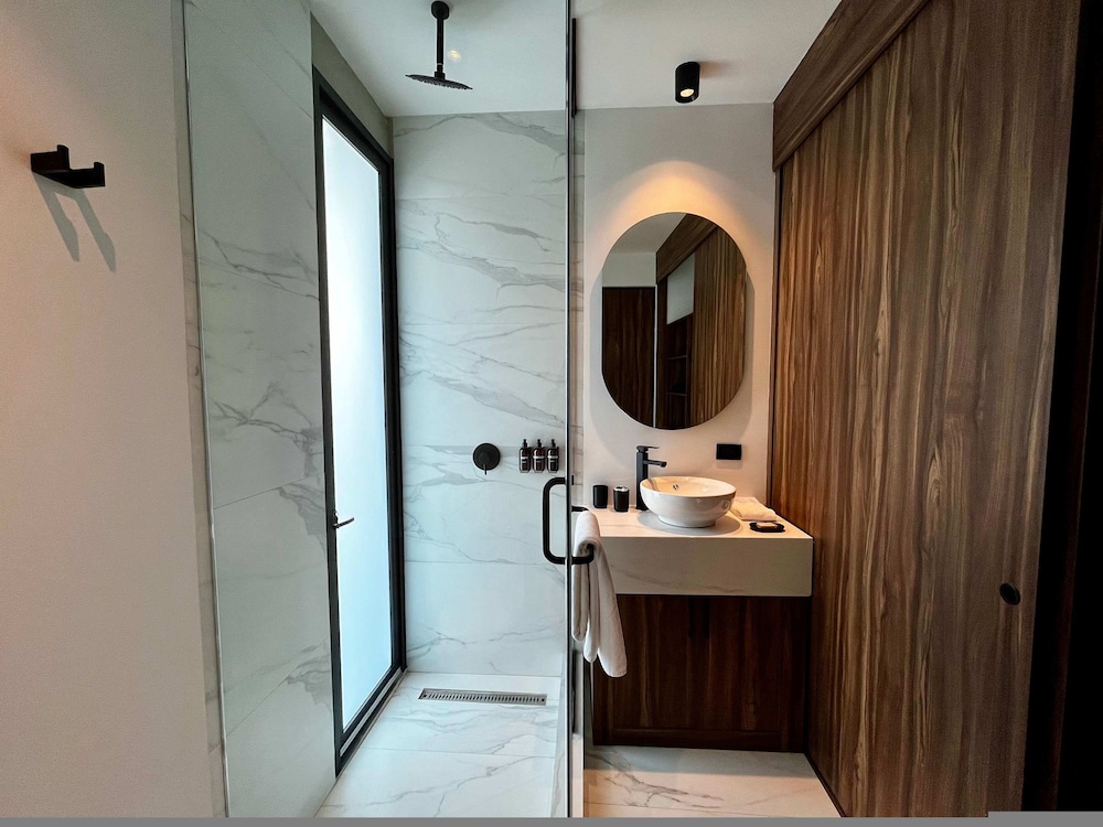 w Amazing 2BR With Elegant Balcony in Roma Nte photo 5