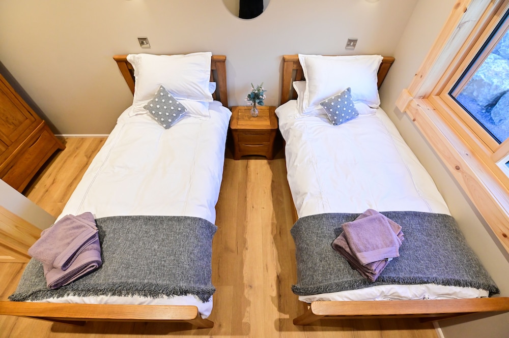 Cuddfan Lodge on a Gorgeous Private Lake view 2