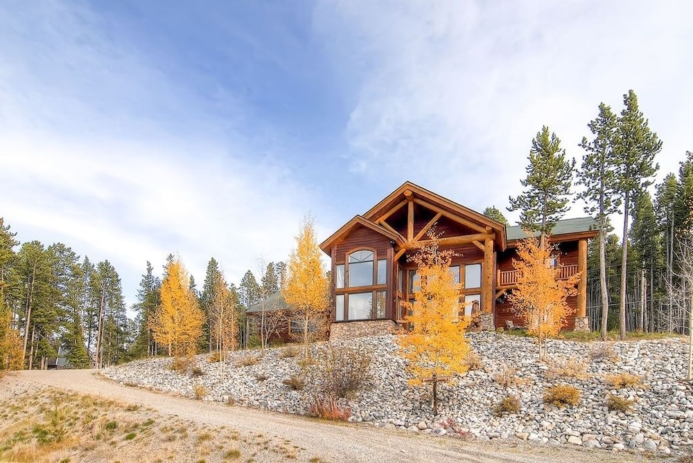 Timber Heights Lodge 3 Bedroom Home by RedAwning