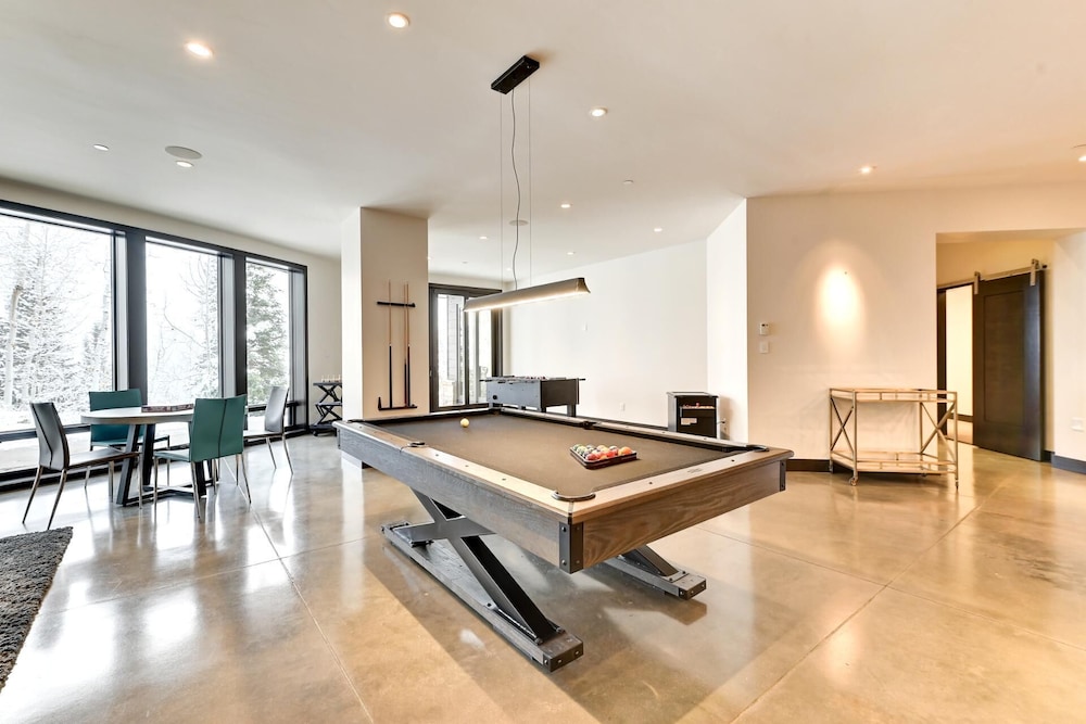 KBM Resorts Walk to Slopes, Sports Court, Private Home Theater, Sleeps 17, Outdoor Hot Tub Pco-184m