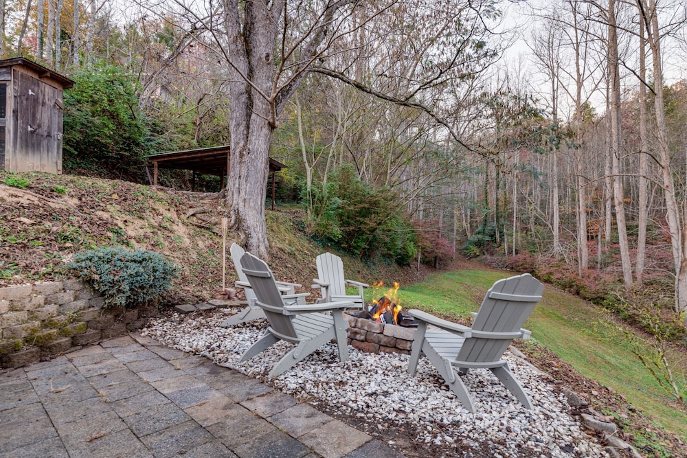 Artful Craftsman Hot Tub Firepit and Pond Gatlinburg National Parks