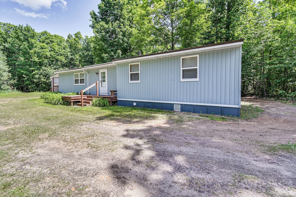 Woodsy 20-acre Retreat w/ Hot Tub in Mancelona