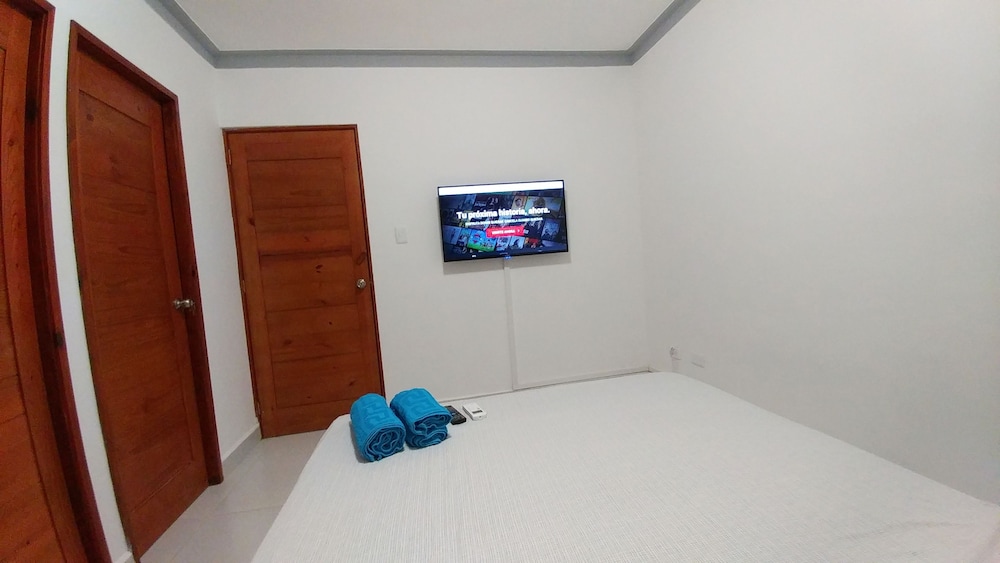 Tropical Condo BBQ Pool 5min to Airport