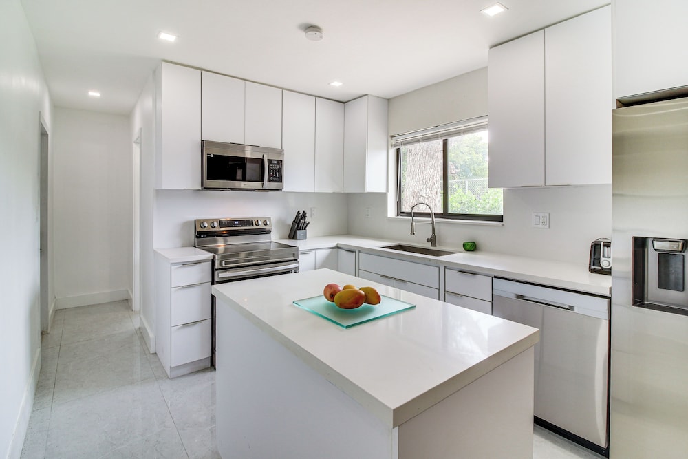 5 Mi to Beach: Group Getaway w/ Yard in Miami