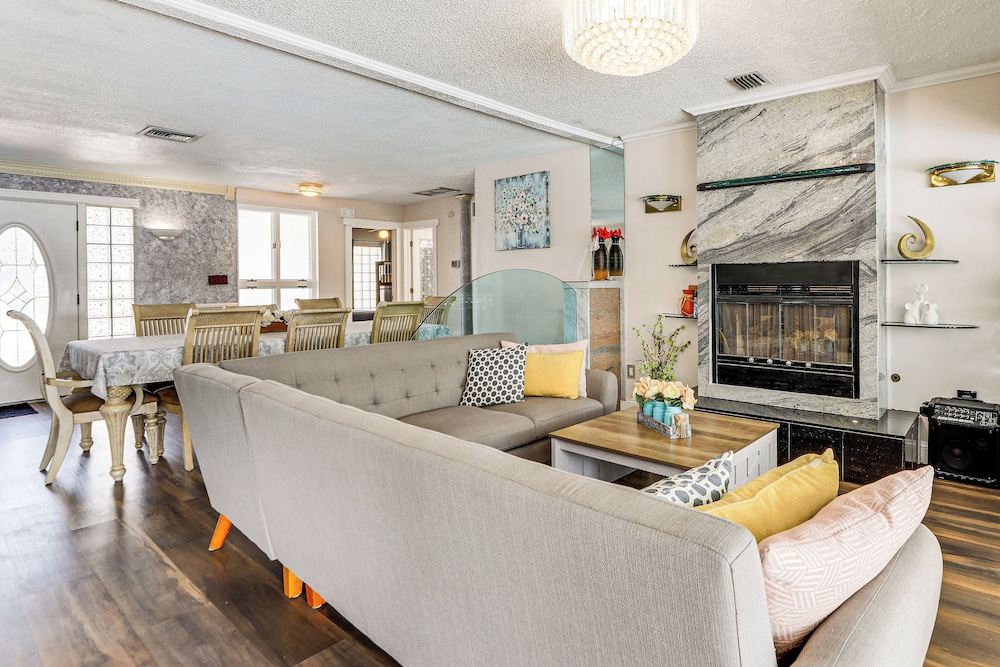 Furnished Sunroom w/ TV! Canal-front Bradenton Gem