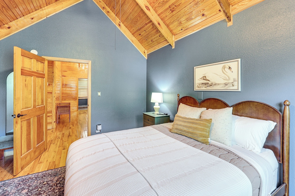 Creek Access, Games: Family-friendly Royal Retreat