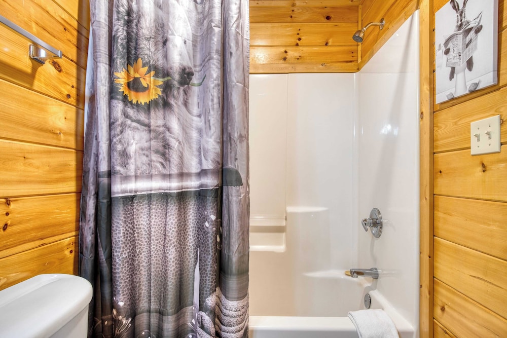 Triple Mountain View by Avantstay: Hot Tub, Game Room & Stunning Smoky Mountain Views