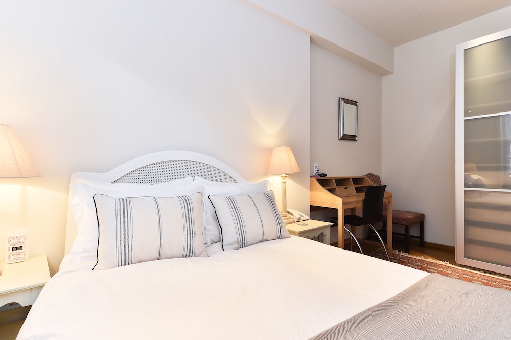JOIVY Elegant 3 Bed Apt With Rooftop Terrace In Pimlico