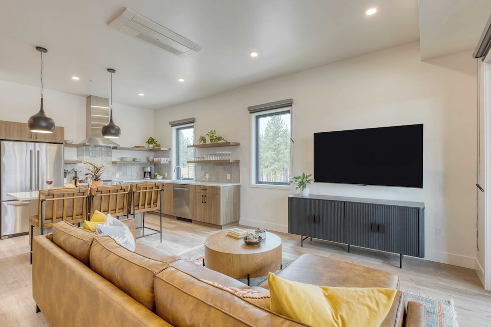 Sleeps 20 4 Units, Hot Tub, Deck, Near Downtown+old Bend Aerie by Avantstay