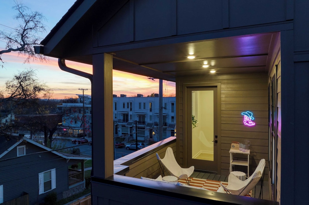 2 New Townhomes w/ Balcony, Mins to Broadway, Sleeps 16 98 Degrees & The Stage