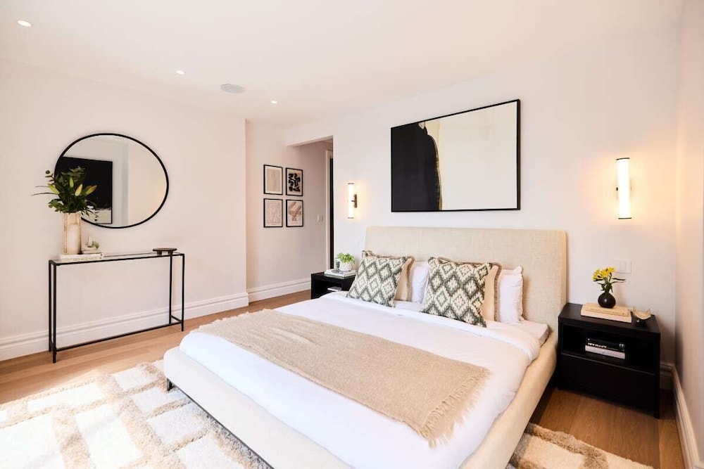 The Temple Fortune Crib - Lovely 3BDR House with Balcony