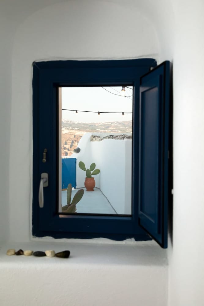 Amphora Charm Suite - Akrotiri Escape