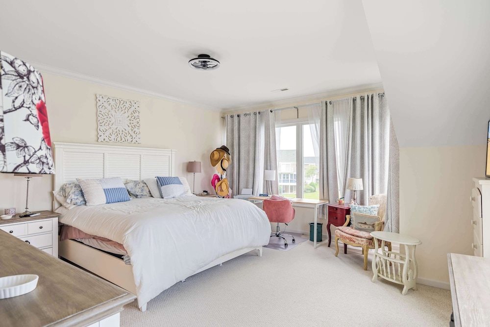 Whale of a Time Waterfront Stay for 10 With Resort-style Amenities