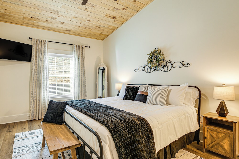 Family-friendly Barndominium Near Greenville!