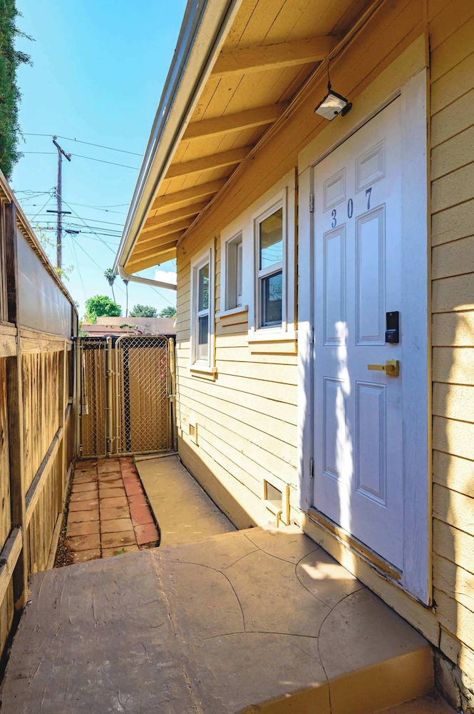 Near LA Cozy Home With Full Kitchen & Laundry