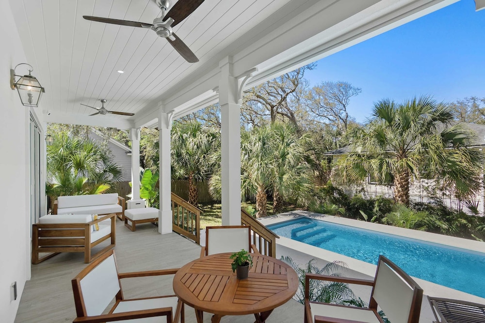 Serenity at Surfside by Avantstay Pool, Porches, Fire Pit & Arcade Near Vilano Beach