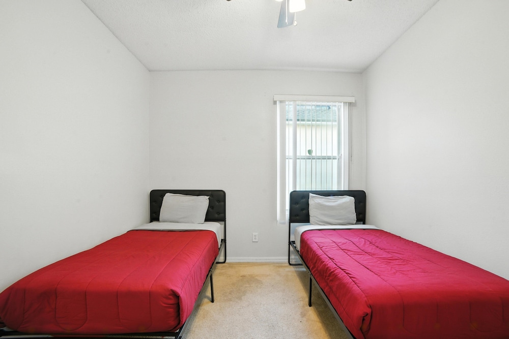 Family Retreat With Private Pool Near Disney! 3 Bedroom Residence