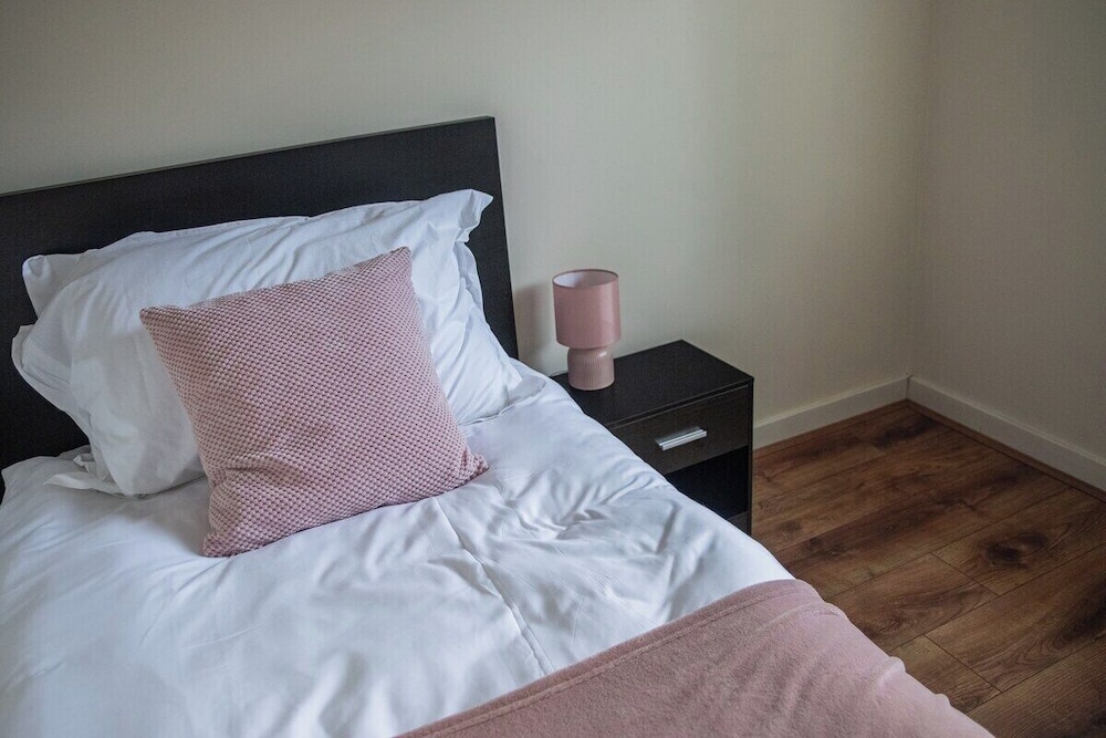 Bright 4-bed Swansea Getaway With Parking