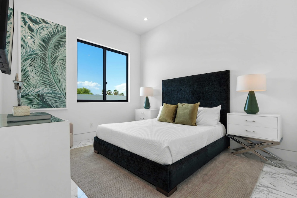 Sleeps 26 Pool, Hot Tub, Pickleball & Putting Green Bravo Villa #12 by Avantstay
