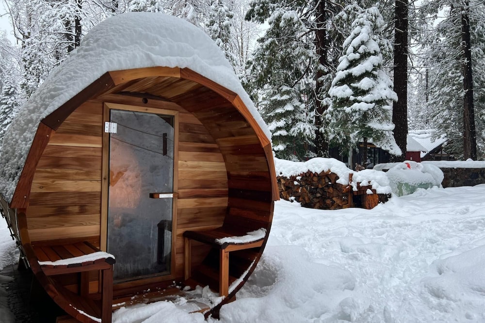 Luxury Retreat Home w Hot Tub - Property Image 22