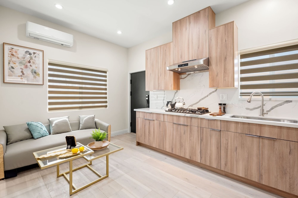Modern Private Home w Full Kitchen Parking