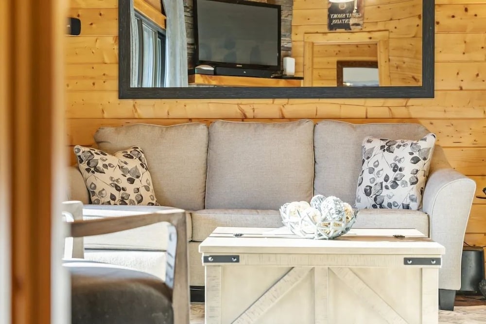 Hillbilly Hideaway 4 Bedroom Cabin