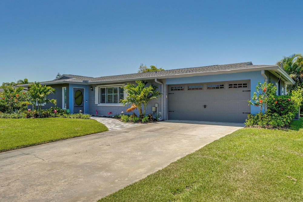 Sarasota Home w/ Pool: 4 Mi to Siesta Key Beach!