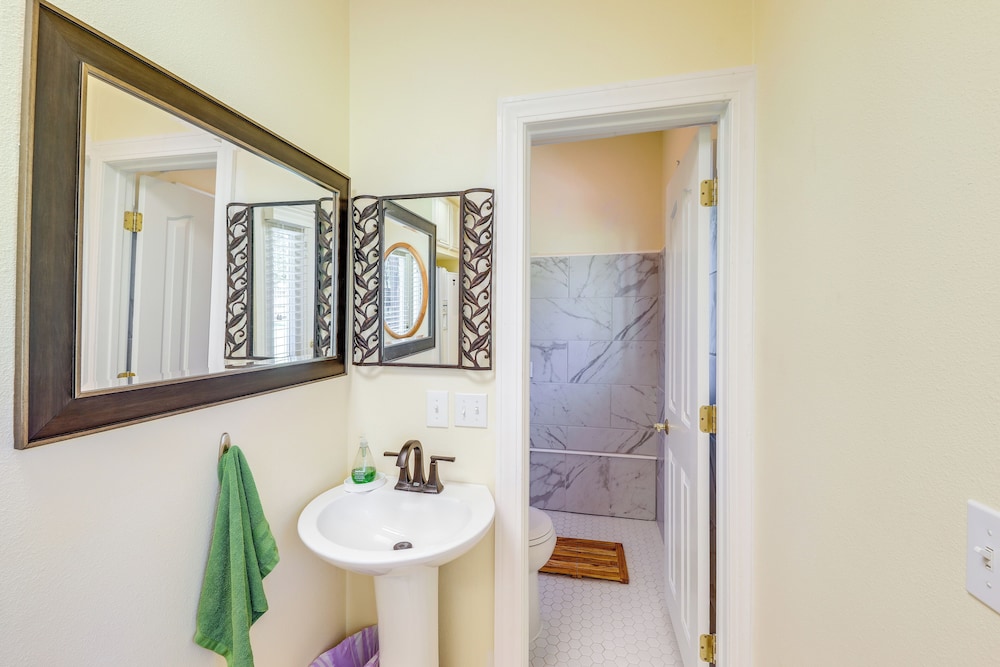 Walk to Happy's Inn & Lake Access: Libby Apartment